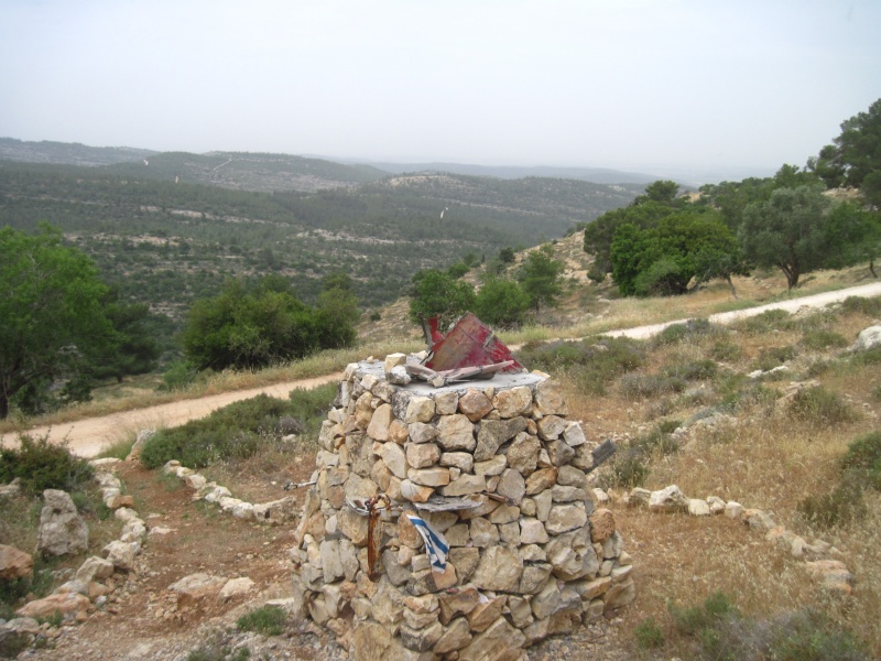 קובץ:אנדרטתטייסיםהררוח.JPG