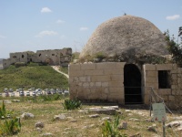 הקבר העותומני - ברקע מגדל צדק.JPG
