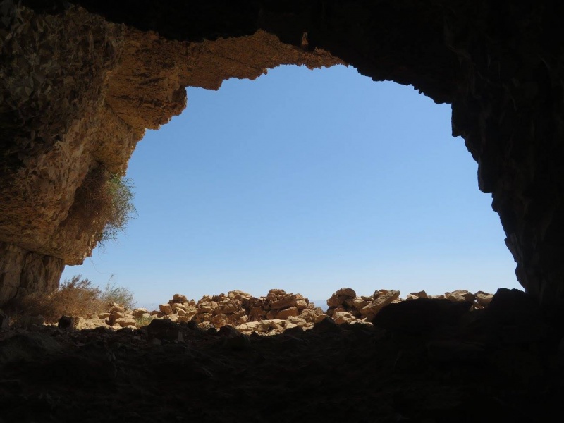 קובץ:זוגמערותאבנתב.jpg