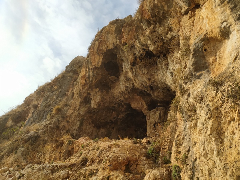 קובץ:מערהשזור.jpg
