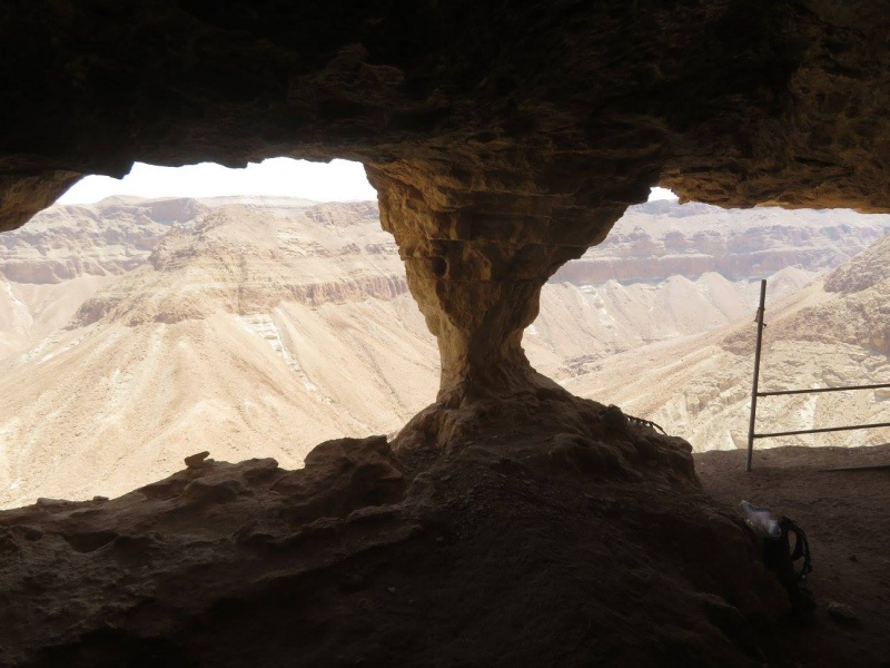 קובץ:מערתגלגלותפנים.jpg