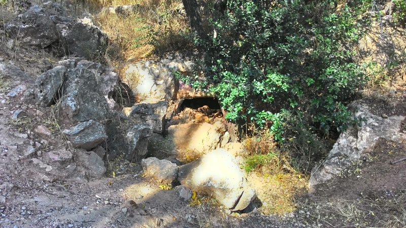 קובץ:מערת קבורה דרבנים התחנה לחקר ציפורי ירושלים.jpg