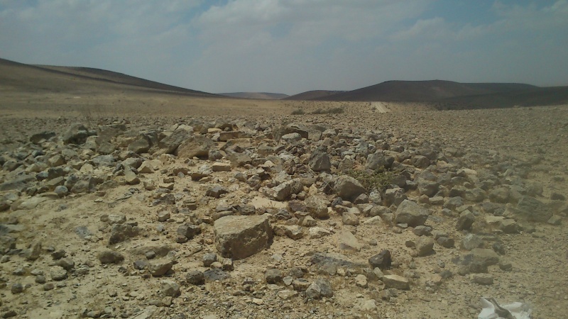 קובץ:מצד קדום. בקו פרשת מים על דרך.מבט מערבה.JPG