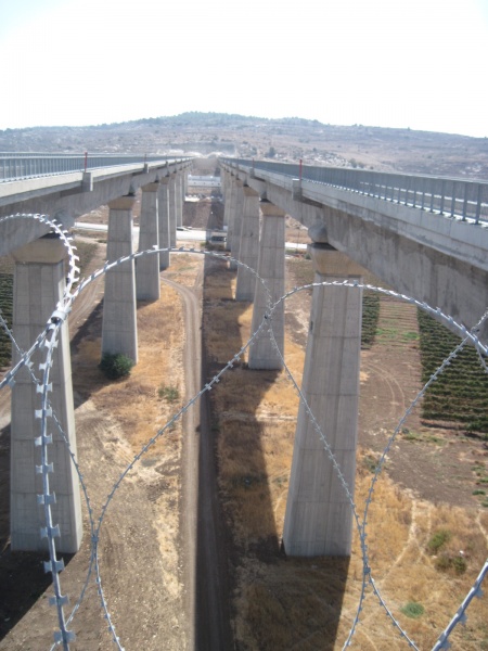 קובץ:על המסילה.JPG