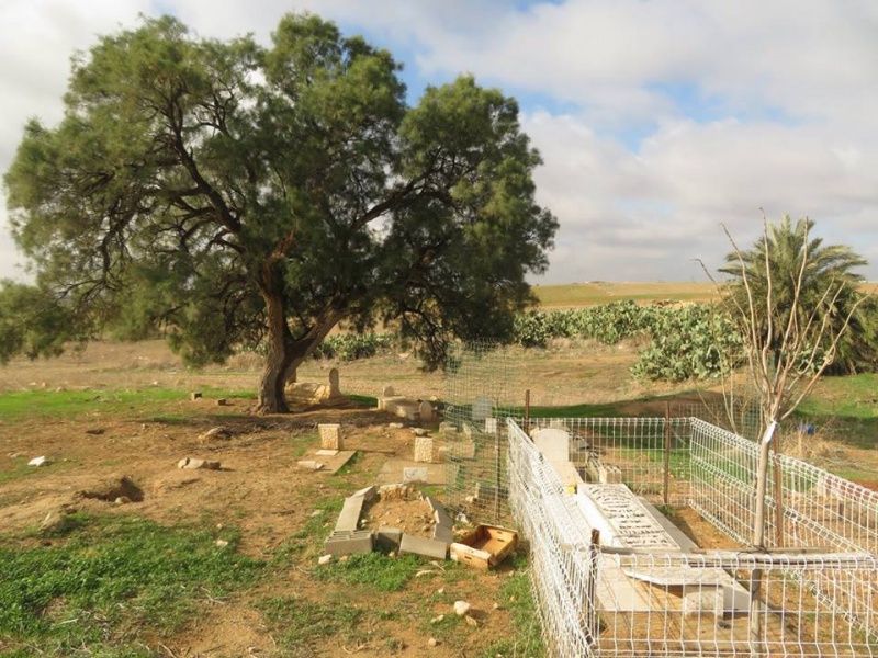 קובץ:קברותתעשיהרהט.jpg