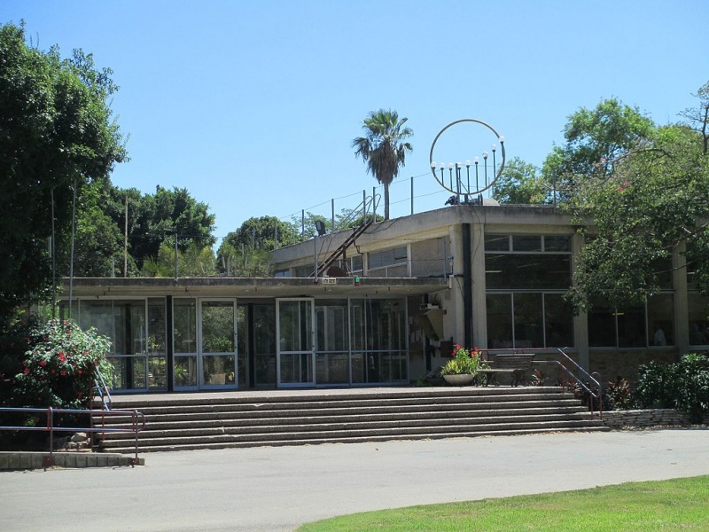 קובץ:Dining hall in Kfar Masaryk.jpg