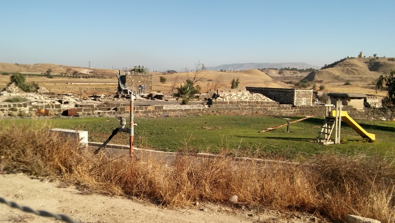 קובץ:Old Gesher - the Mamluk Chan.jpg