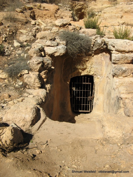 קובץ:Yochanancave.JPG